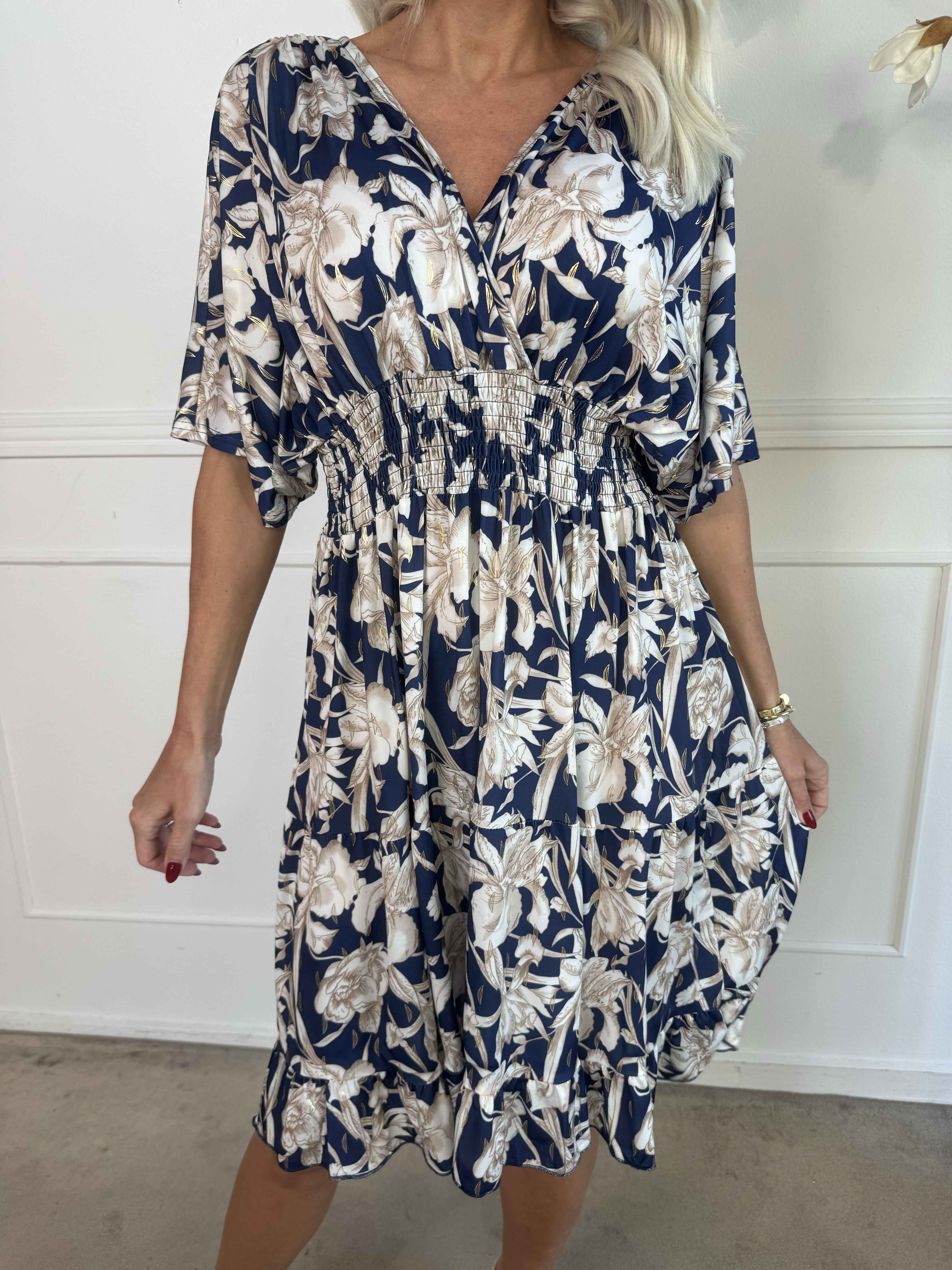 Angela - Elastisk kjole med elegante flæselag i skørtet